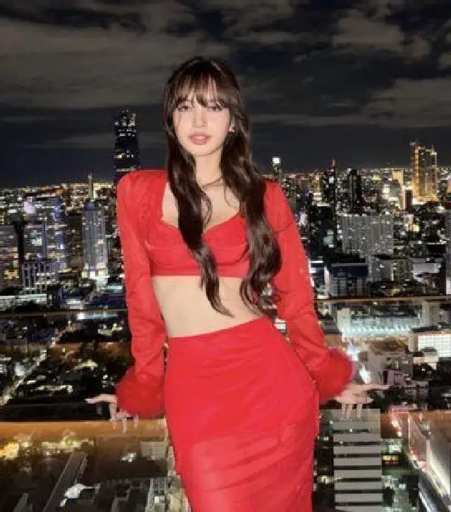 Lisa相恋最新进展引热议，泰国男星相拥照引发外界猜测国际天团BLACKPINK