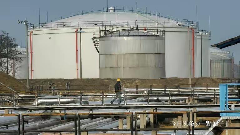 乌克兰现在的处境可以说是雪上加霜。俄罗斯持续对其能源设施发动打击，本就脆弱的电力