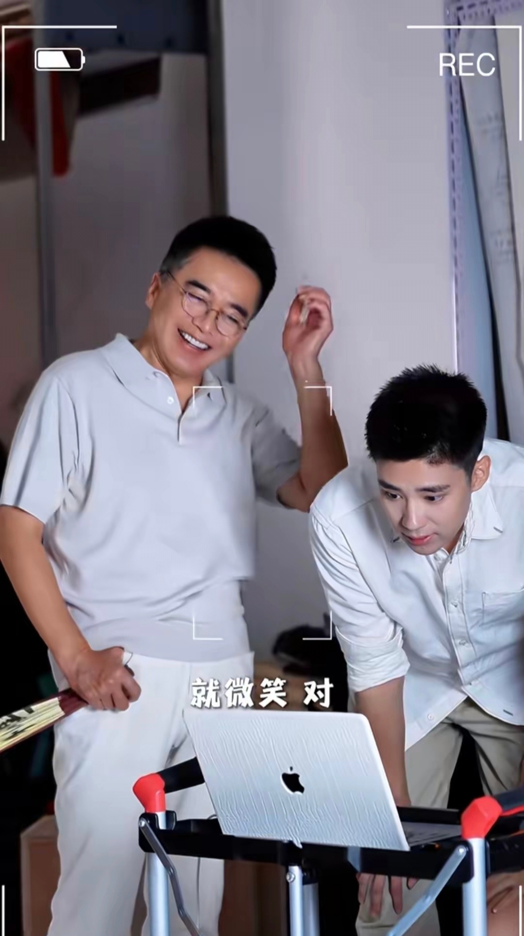许亚军携俩儿拍写真！张澍贴心给许何擦油，许何顺手搂着弟弟，一家四口同框出镜，两个