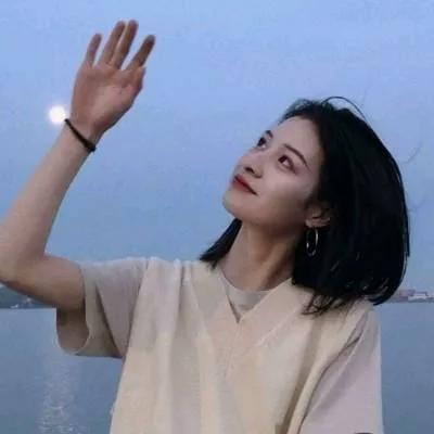 海边微风轻拂，少女挥手迎接美好时光。海边活力少女 海边花海少女 海边度假少女 海