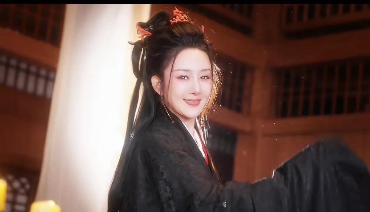 苏超• 何润东穿20斤霸王战甲、乘仿古战车亮相，为宿迁队助威• 李依晓（虞姬）也