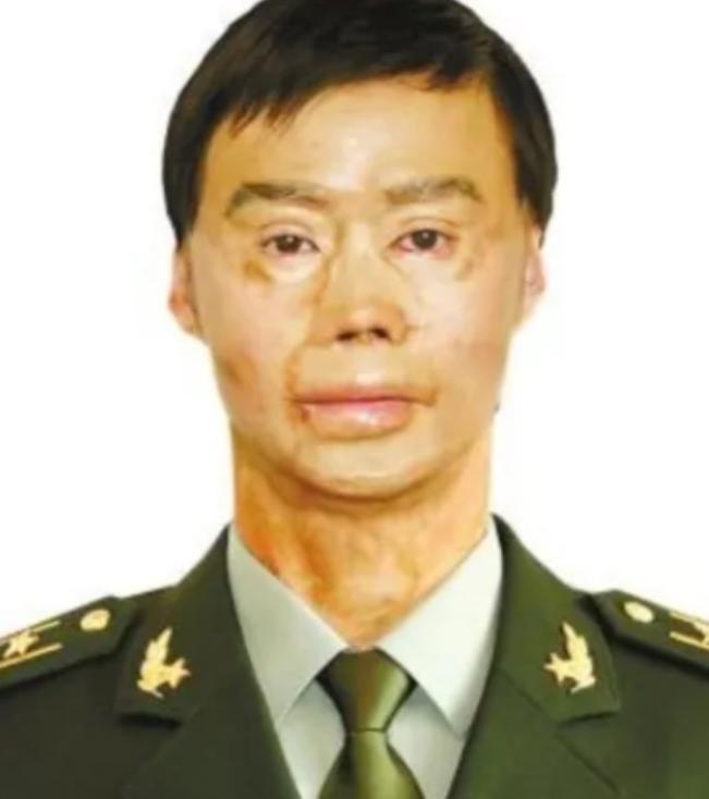 1995年，一名解放军战士在乘车回部队的途中，劝司机不要停下加油，但司机执意停下