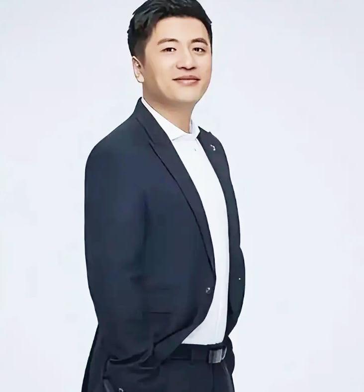 刷到大冰这场哭到失控的直播，
我直接愣在屏幕前，心里堵得慌。这个见过大风大浪的人