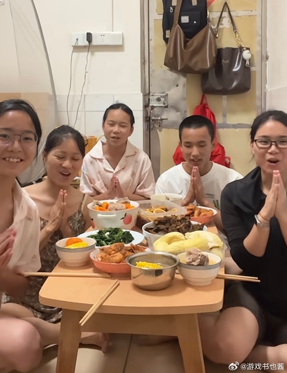 当出租屋迎来了放暑假的弟弟妹妹这样真的好幸福，感觉回到了小时候，下班后有一群家人
