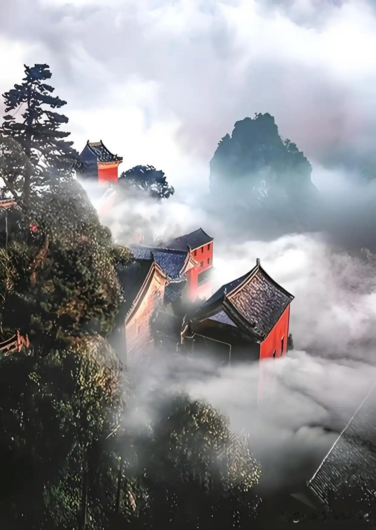 夏日生活打卡季 夏日避暑，武当山是个绝佳之选。初夏时，武当山平均气温25℃左右，