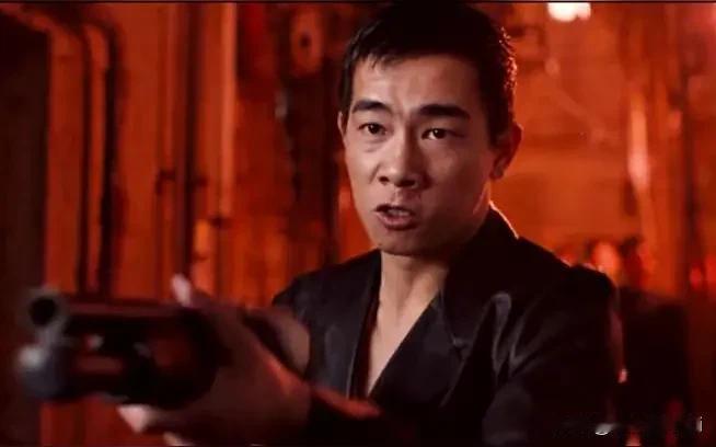记者问陈小春，小春哥，这次来长沙录节目，采儿姐或者家里人，有给你嘱咐什么？他说，