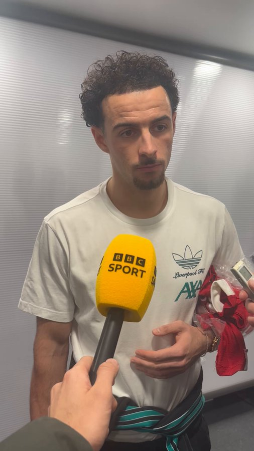 “我们支持主教练吗？我们一直都支持他，始终如一。说到底，他也是普通人。如果我们输