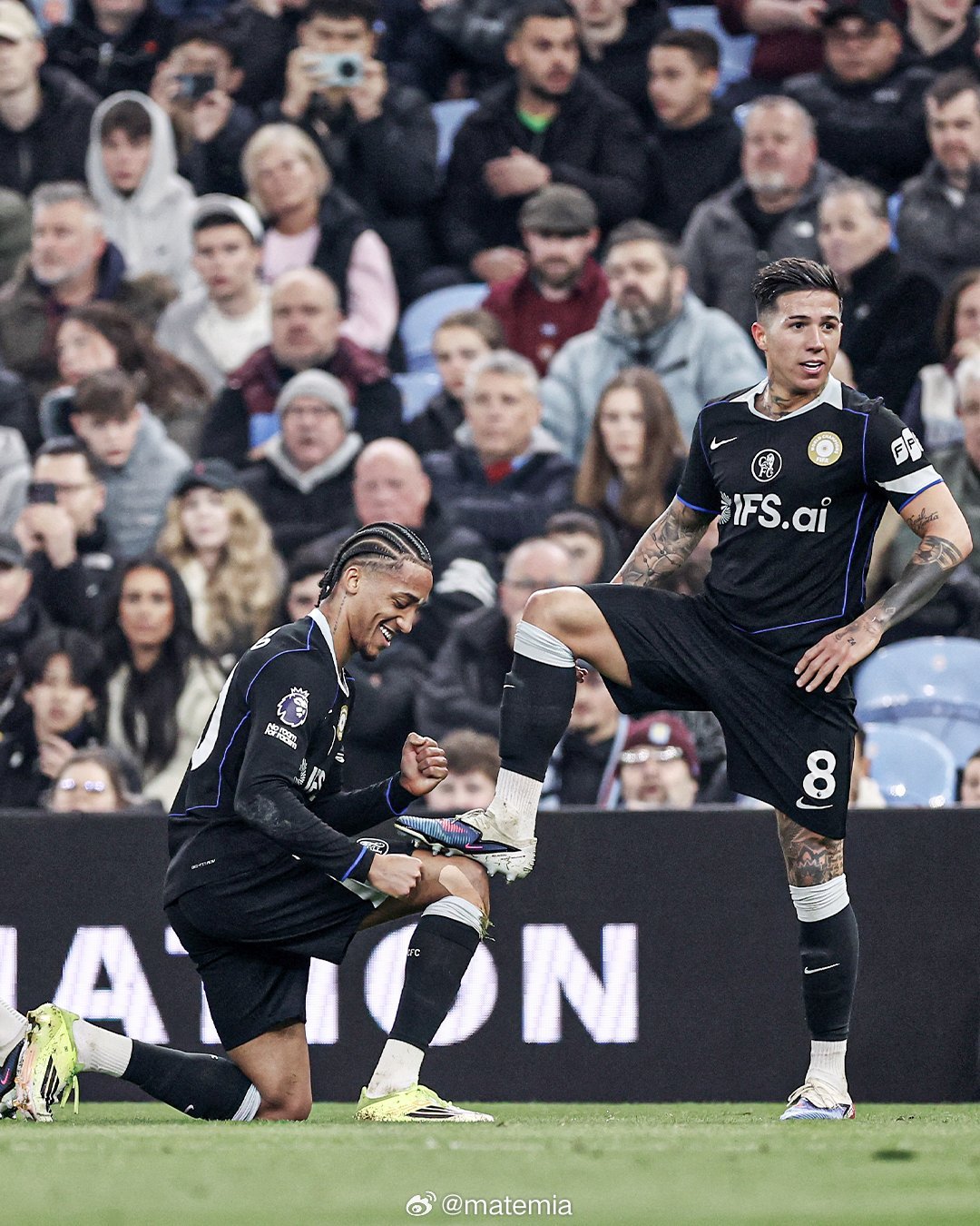 阿斯顿维拉1比4切尔西 若昂·佩德罗做给恩佐·费尔南德斯擦鞋动作，感谢他助攻自己