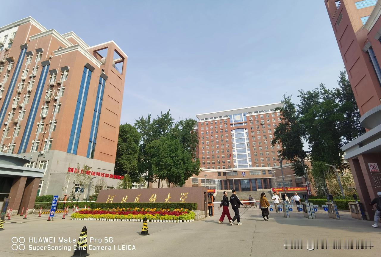 位于石家庄中山路与体育大街交叉口的河北医科大学，历史悠久，始建于1894年在天津