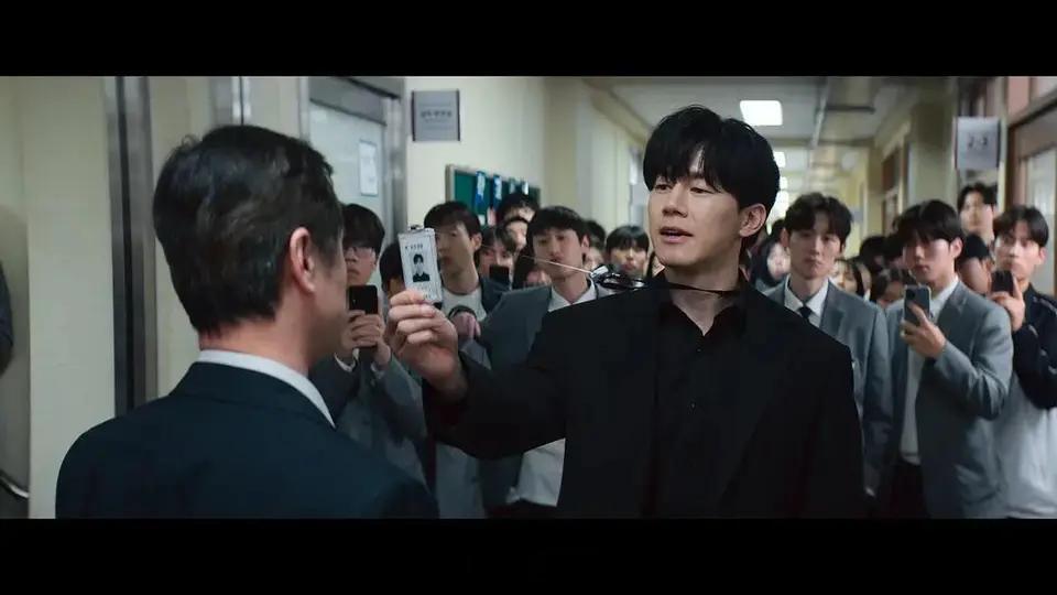 韩剧《铁拳教育》还是可以推荐看的，在观看思考中，我总是爱把它和某位的“社会化抚养