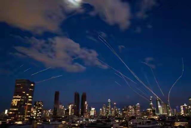 美国的谈判桌被以色列炸碎了当地时间6月19日，中东和平进程迎来重大波折。伊朗、巴