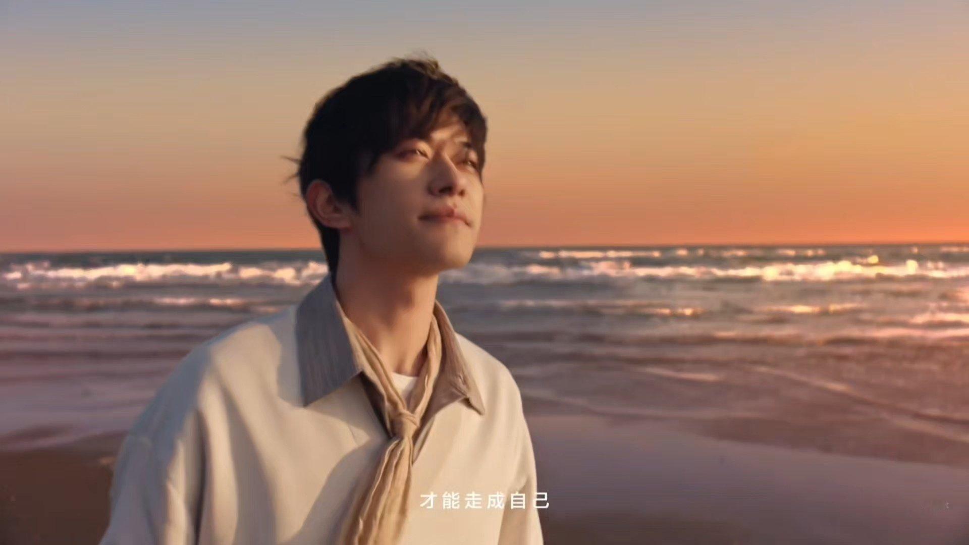 易烊千玺的内心独白易烊千玺不被复杂改变见过世间纷扰，仍守本心纯粹。易烊千玺于喧嚣