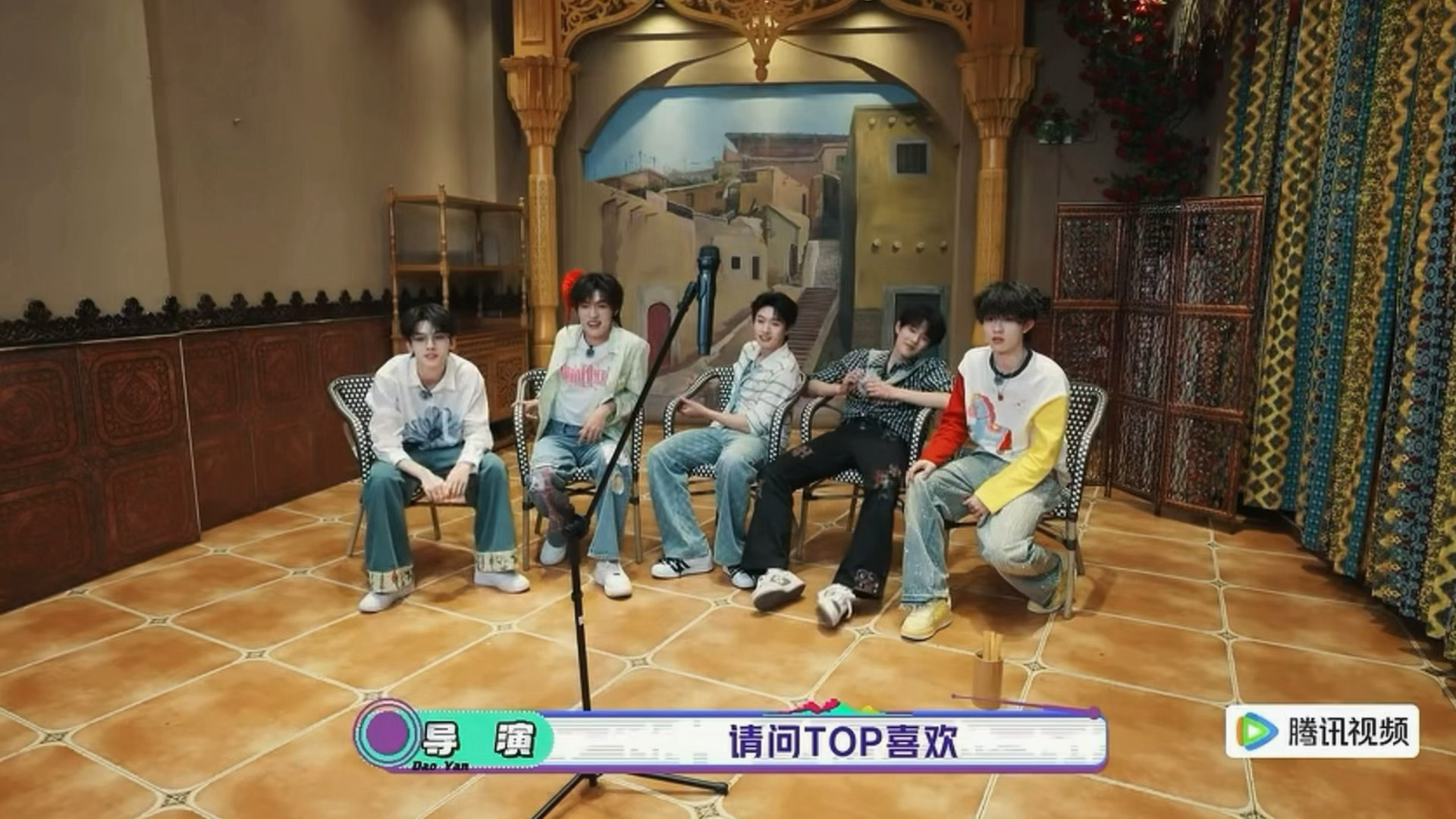 我家航神连着答对三道导演由衷发出感叹：记忆力太好了，然后这个小航航他点了个头，我