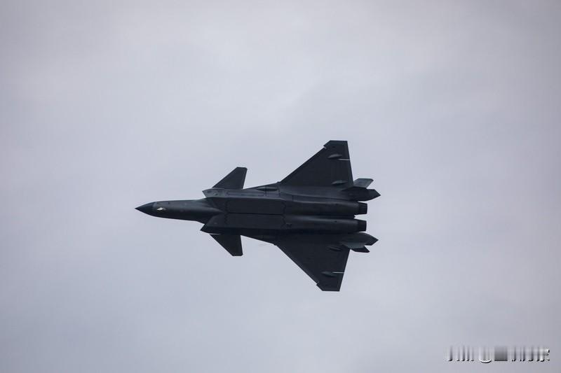 曾经，中国战机在世界舞台上并不起眼，谁能想到如今竟实现了惊人逆袭！
过去，我们航