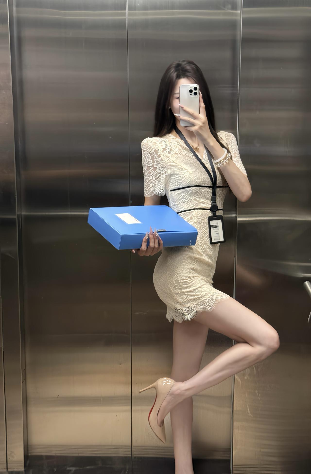 今日穿搭推荐，可爱通勤风。

👗 穿搭风格解析

核心单品：米杏色蕾丝包臀裙