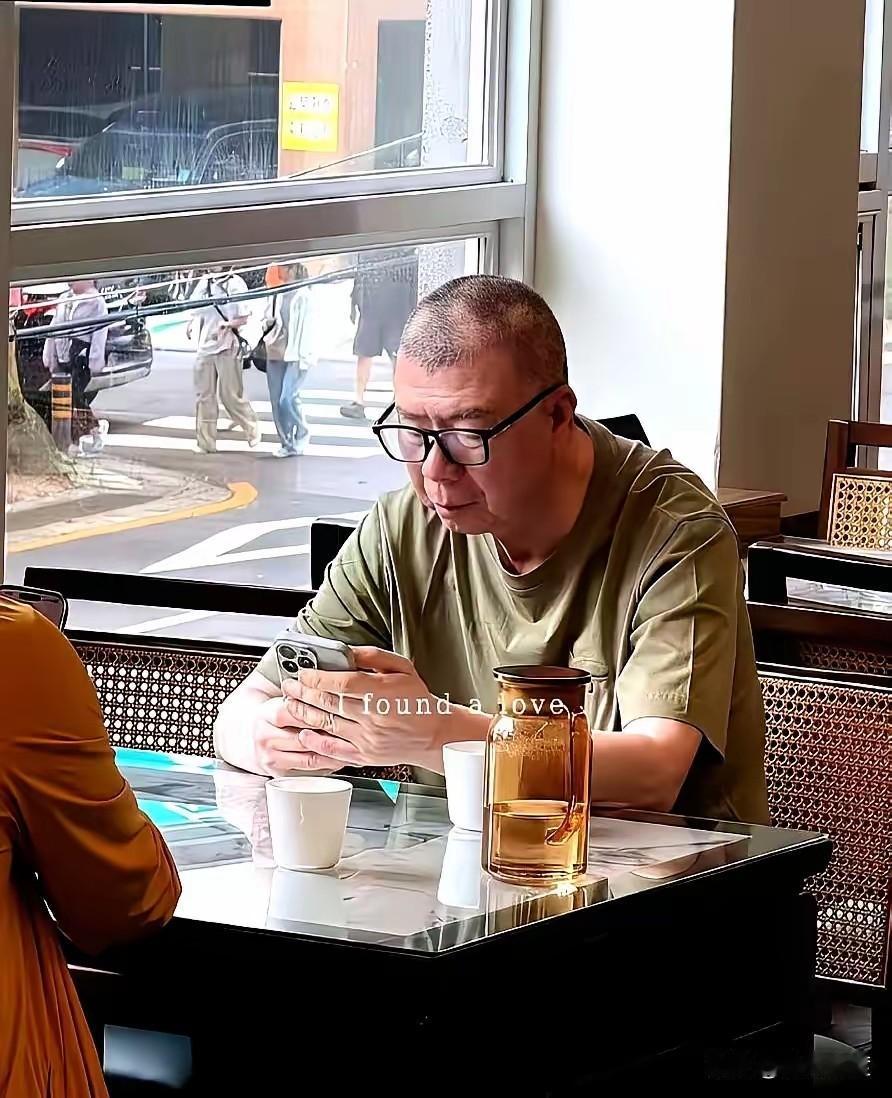 说句实话，做生意必然有赔有赚。拍电影也是如此，冯导新片《抓特务》虽说翻船了，没有