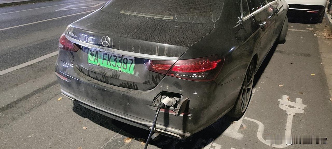 居然还有在屁股上充电的，长见识了，奔驰E350真的离个大谱，研究了下充电口还有2