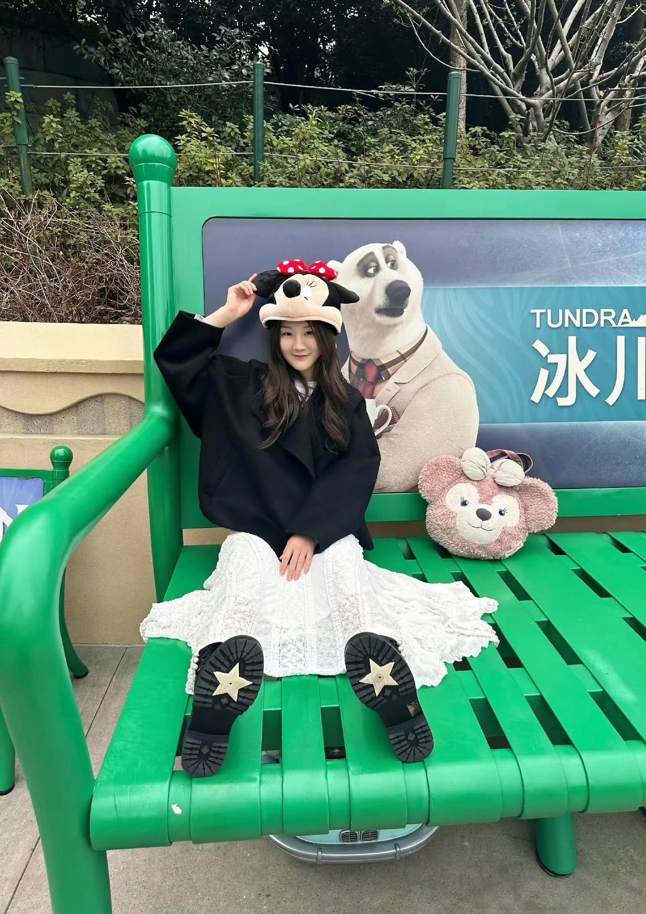 陈梦畅游上海迪士尼，身着白色蕾丝半身裙，妆容清雅，举手投足间尽显温柔气质，每一抹