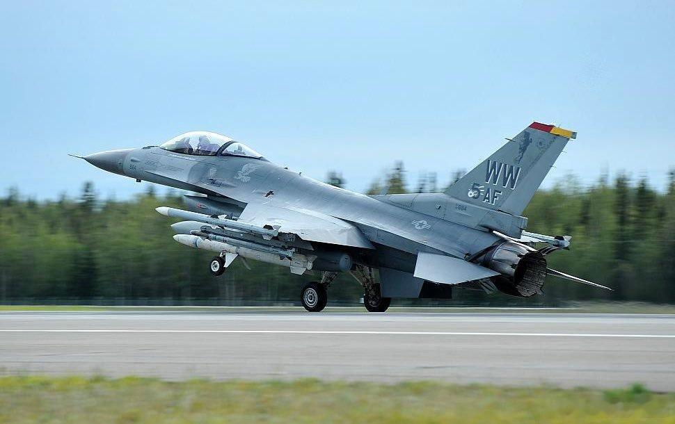 美媒，驻扎在东北亚三泽空军基地的美国空军第35战斗机联队第13战斗机中队的六架F