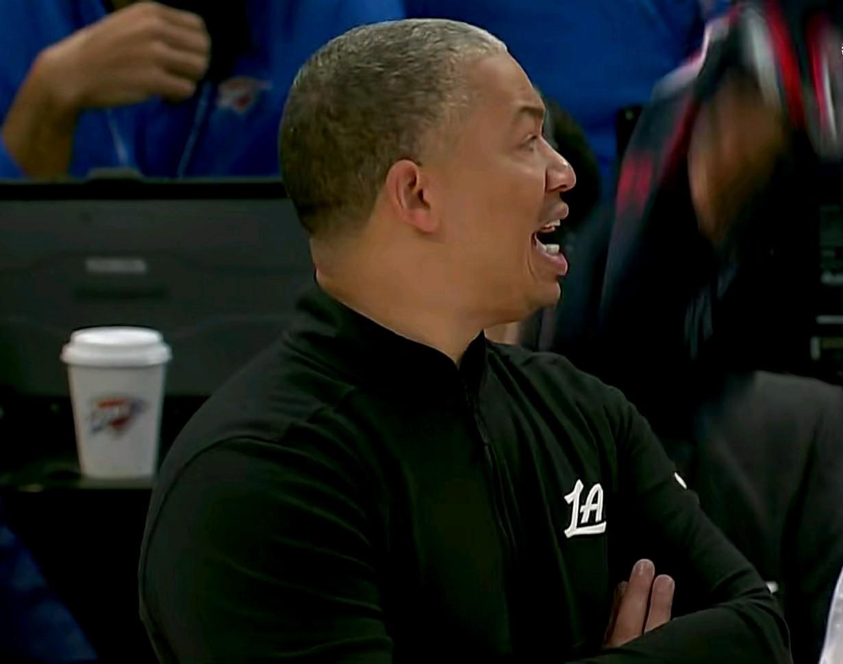 说实话：nba从来没有那个球队，像快船一样如此的稳定，高开低走的剧本不断的重复上