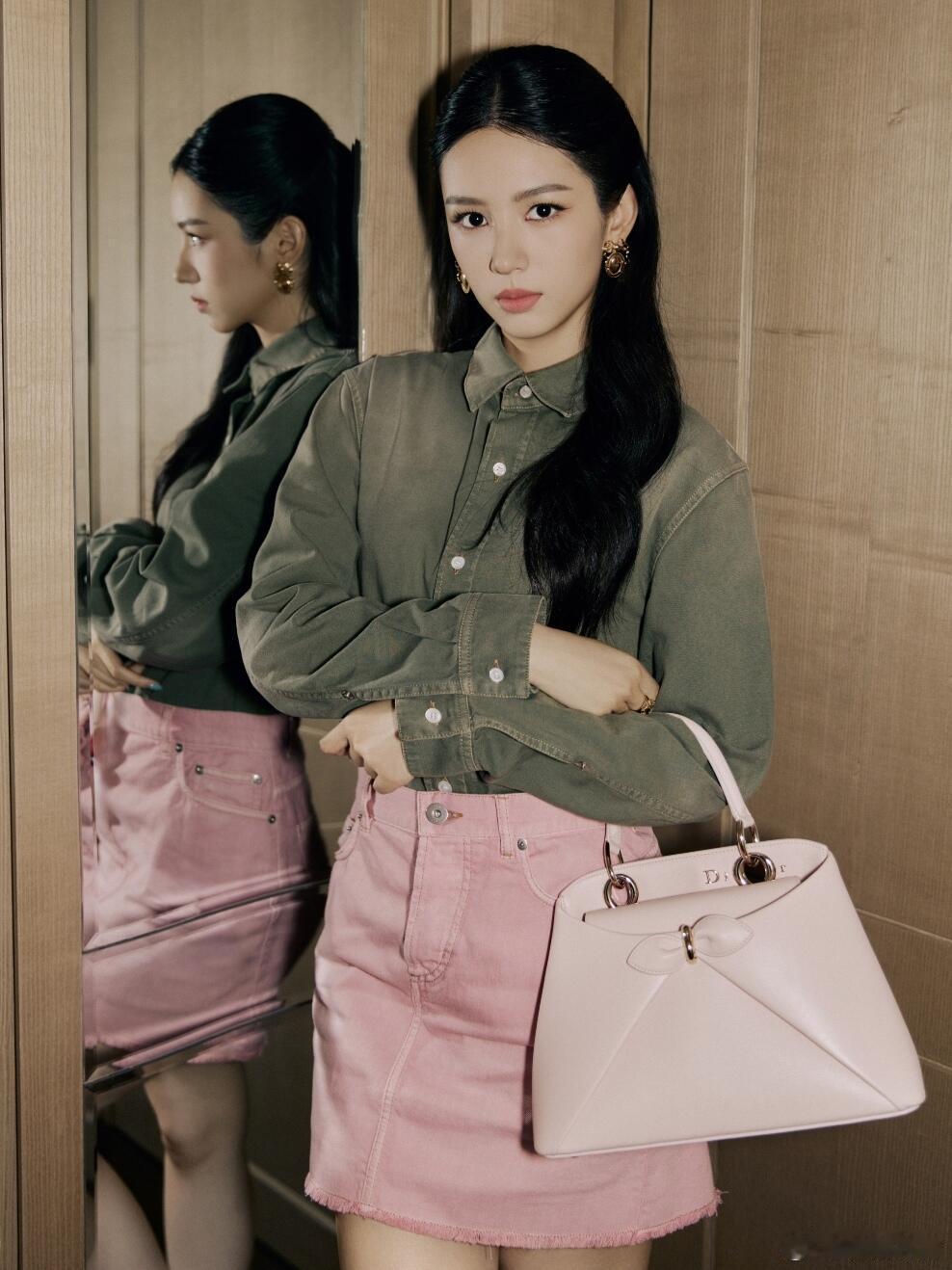 周也的春日穿搭真的把「松弛感」和「精致感」焊死了！三套造型直接承包整个春天的穿搭