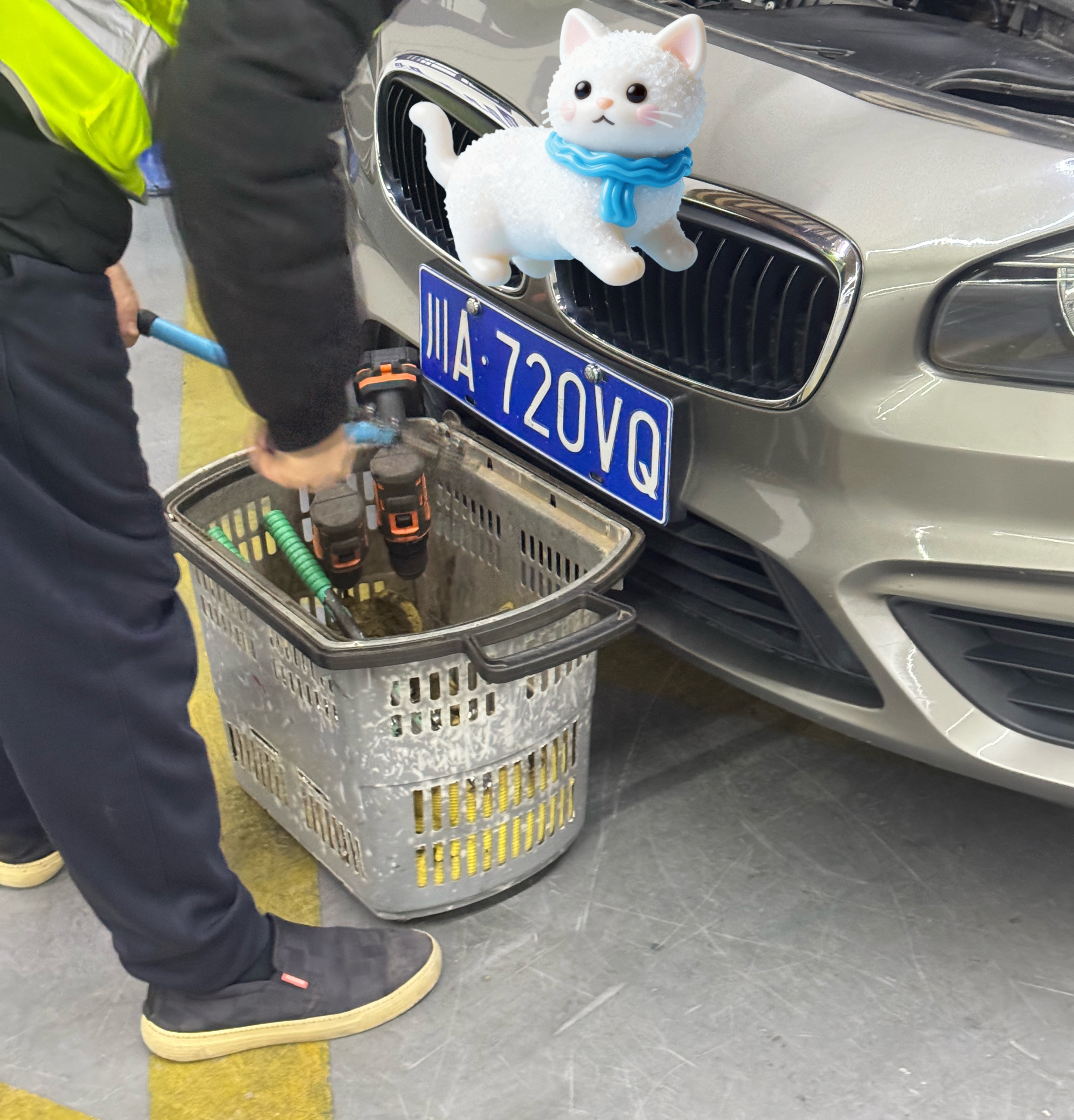 那就好好告个别吧我的日常plog 旧车牌换了一个新的号码，今天手气还挺好，摇到一