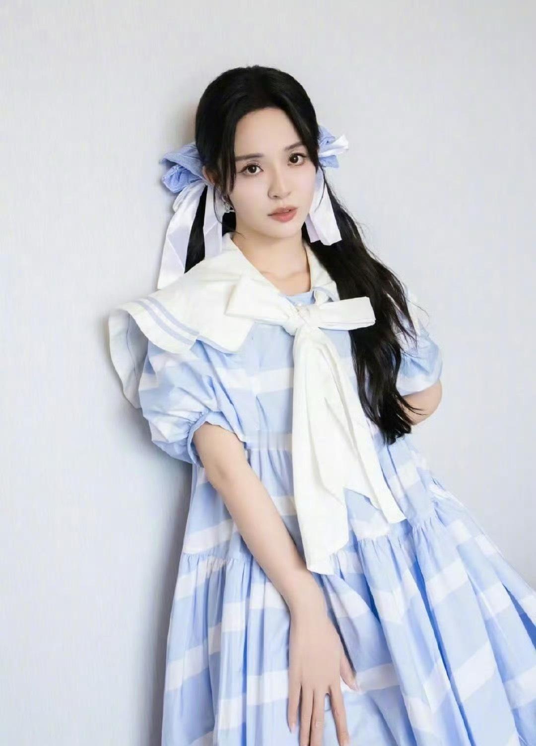 李莎旻子历届跨年零点拥抱对象感觉她好从容好自信，主持能力也是超级强的 