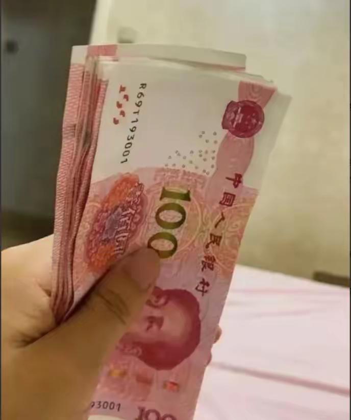 老太太72了，退休金一个月稳稳当当5000块，搁哪儿不算宽裕？买菜能挑着贵的买，