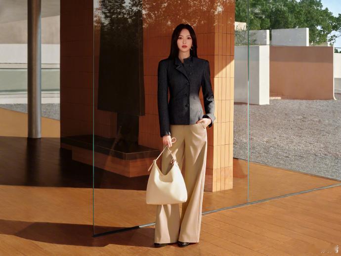 唐嫣以深灰色立领西装诠释低调贵气，羊毛呢子面料的质感肉眼可见，立领的利落与长耳链