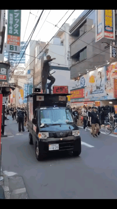 活腻了，日本右翼在街头为军国主义招 魂！
路人虽没人理他，但也没人阻止，就很能说