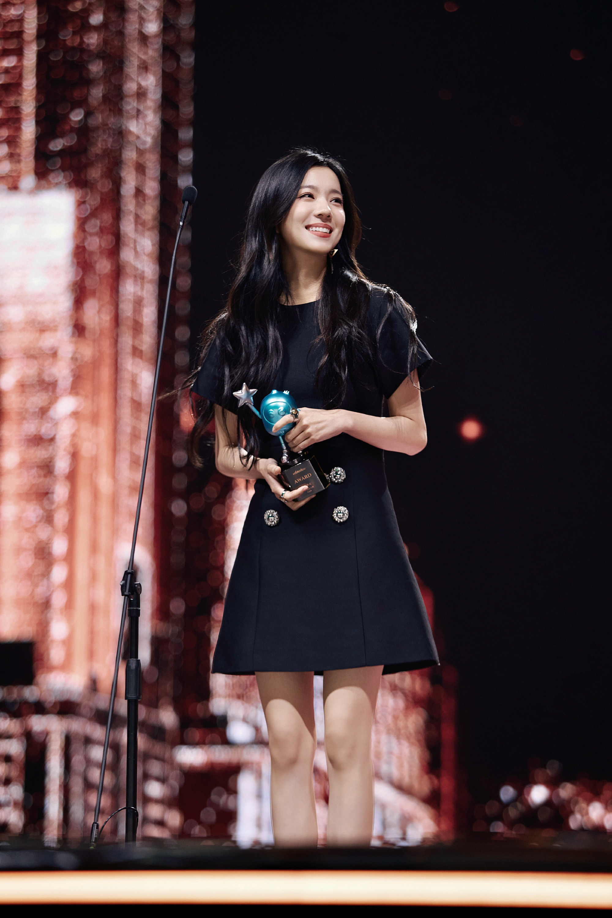 庄达菲红毯签名一笔一画 红毯上的松弛感哈哈哈哈，认认真真签名的小庄可可爱爱，恭喜