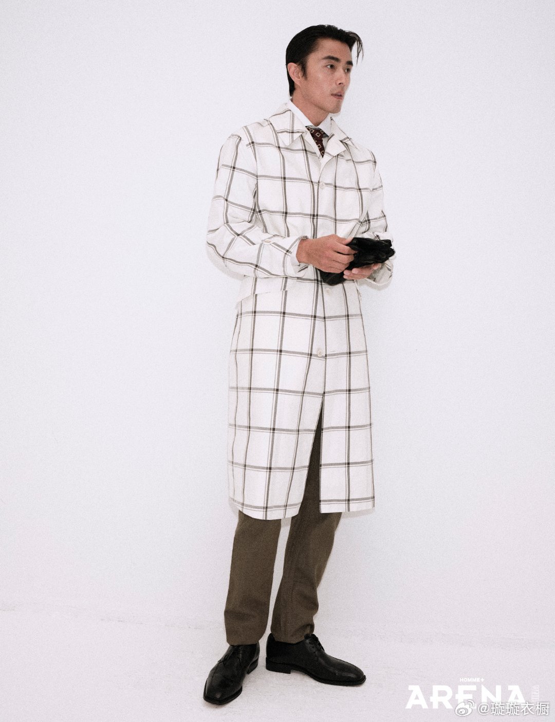 赵磊砖红衬衫撞色焦糖内搭，像秋日枫叶吻过铜色暖阳，慵懒坐姿里藏着不羁的灵魂ARE