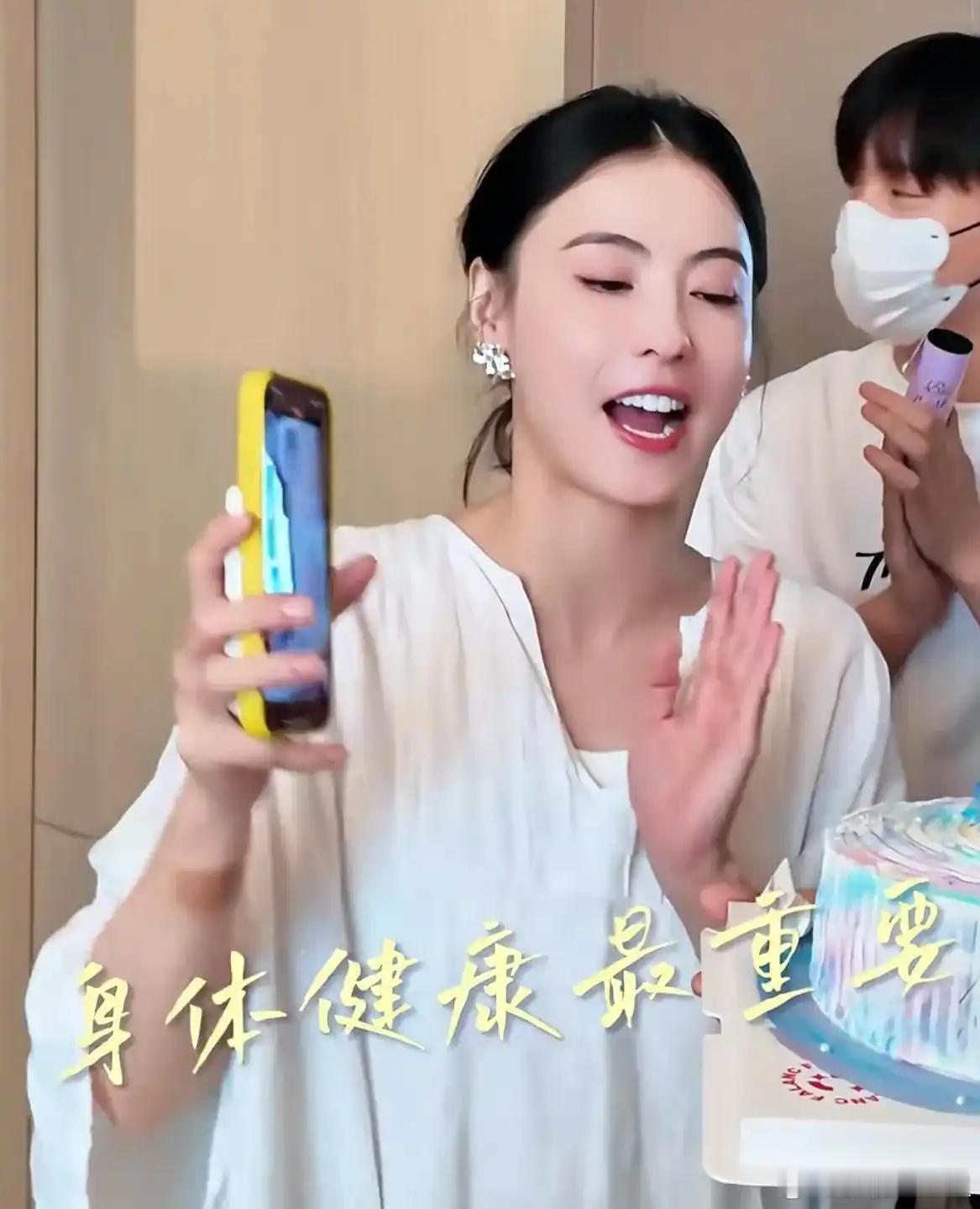 张柏芝庆生，分享Lucas暖心趣事，从新加坡给她带蛋糕，表现霸道！ ​​​