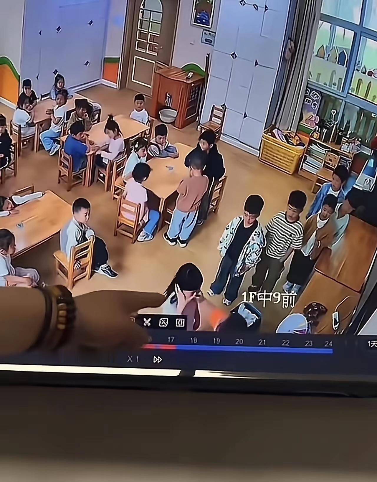 江苏徐州的女幼师，估计肠子都要悔青了吧。
最新通报已经来了，她已经被停职，而且公