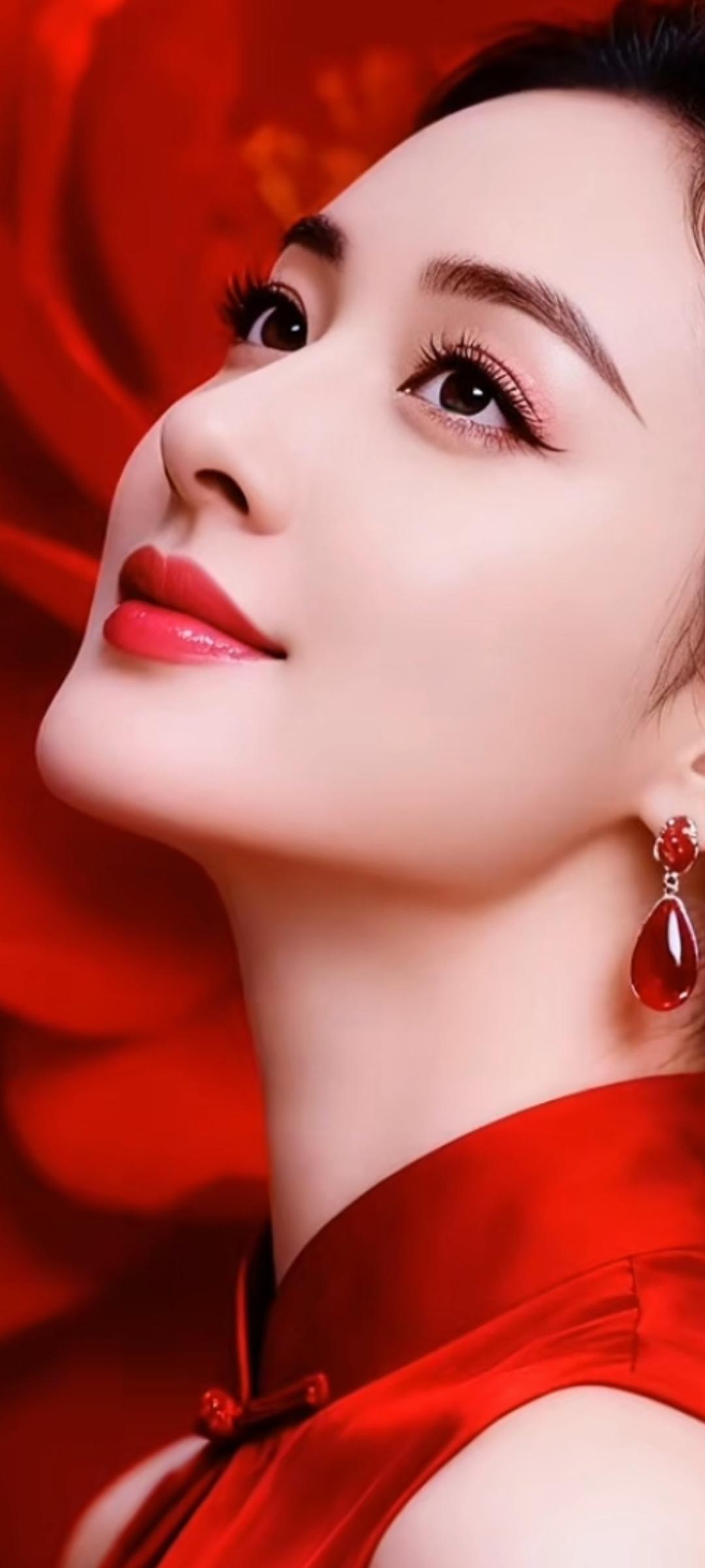 优雅红唇，闪耀耳环，红衣美人，气质非凡