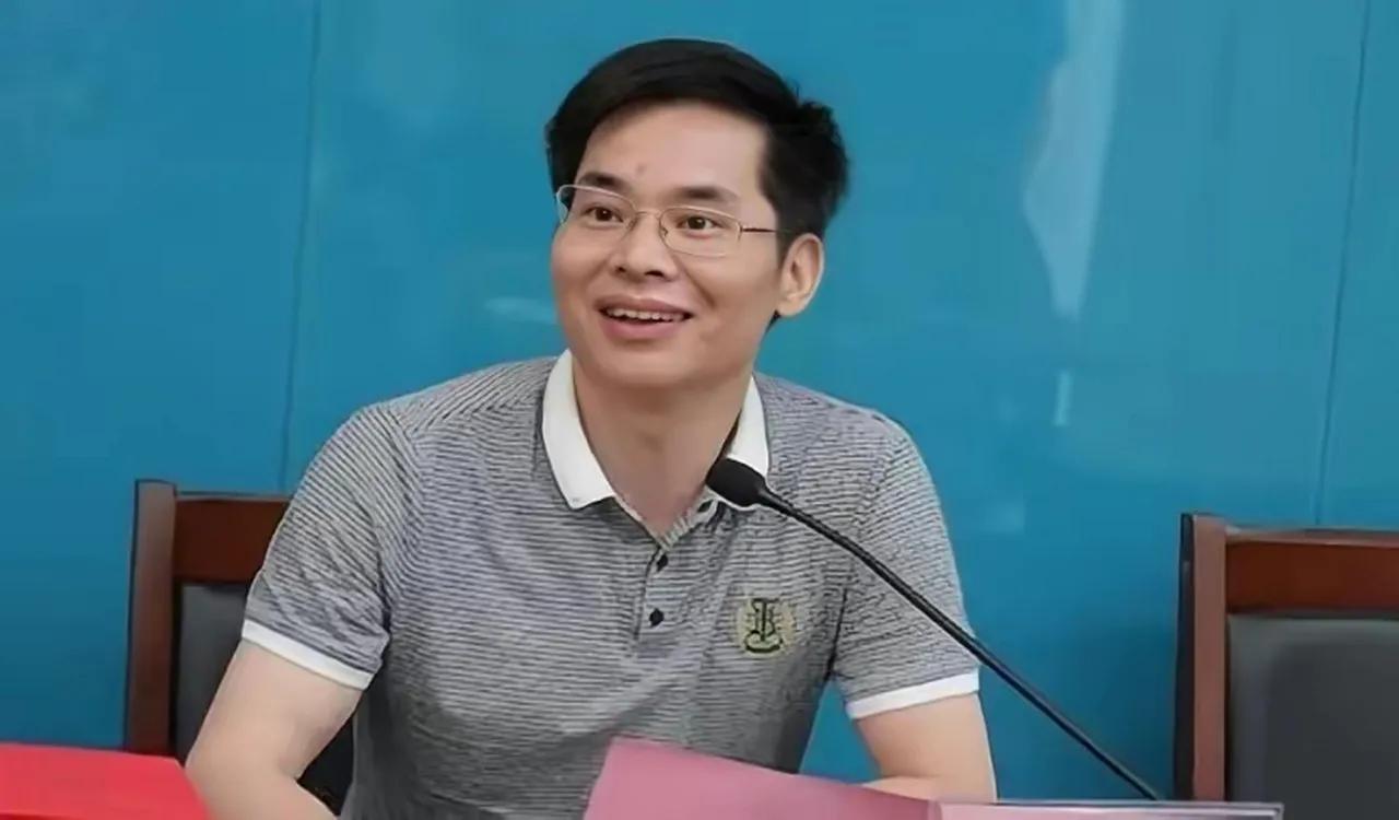 1991年，中国籍留美博士谢彦波原本前途无量，却因深夜双手插兜，去导师家里谈事，