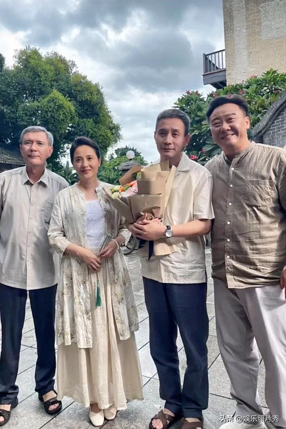 陶慧敏“素颜素衣”和三位老戏骨站一起，特别“接地气”！

陶慧敏一身棉麻裙子搭配