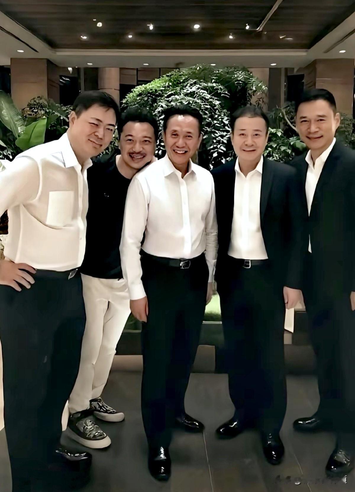 难得一见的老戏骨集结合影，每一位都塑造过无数经典荧幕形象，能认出三位的算你牛。