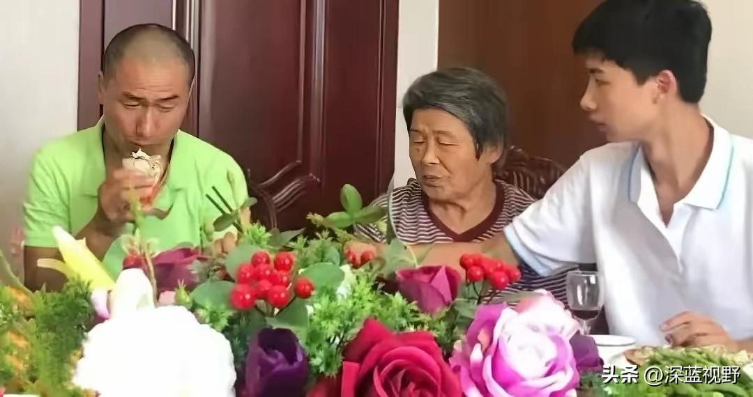 庞众望说，我爸教我的，比书本还多。
​庞众望的父亲庞向东患有严重的精神分裂症，他