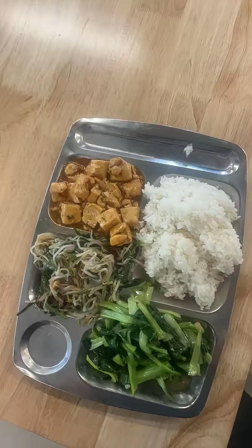 公办大学这午餐9.9元贵不贵？
