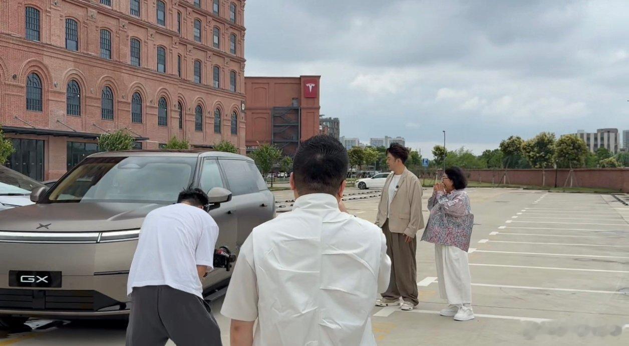网友偶遇杜海涛带妈妈提新车果然，大家在提车的时候表情都是一样的，而且提车的时候能