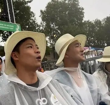 #网友开幕式现场偶遇苏炳添#能在巴黎奥运会开幕式现场偶遇苏炳添，这位网友真是太幸