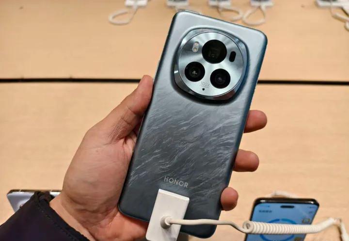 确实没忍住，去线下门店看了眼荣耀Magic6 Pro
我劝大家不要盲信部分网友的