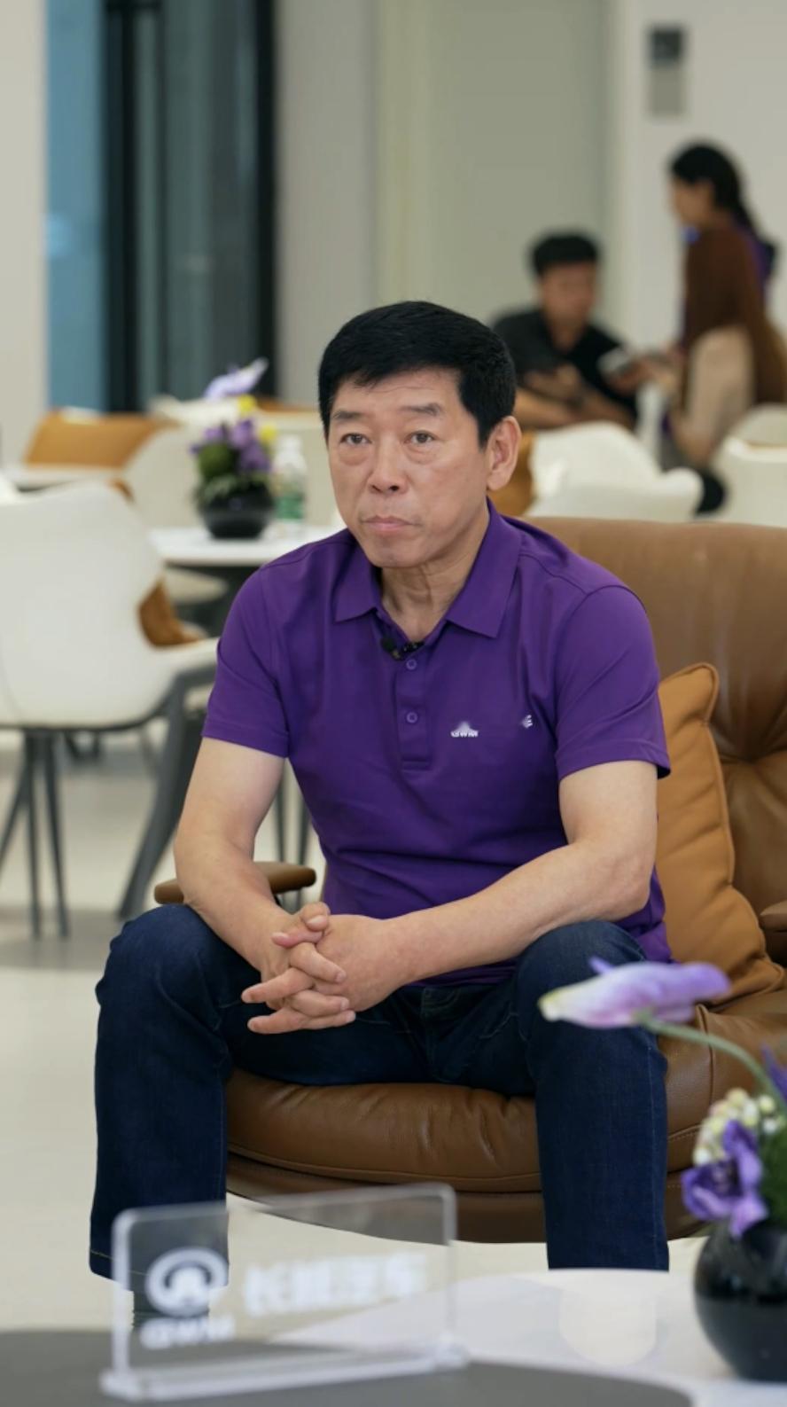 说真的很少见车企老板这么接地气，魏建军魏总直接扎进门店，化身交车员、试驾员，全程