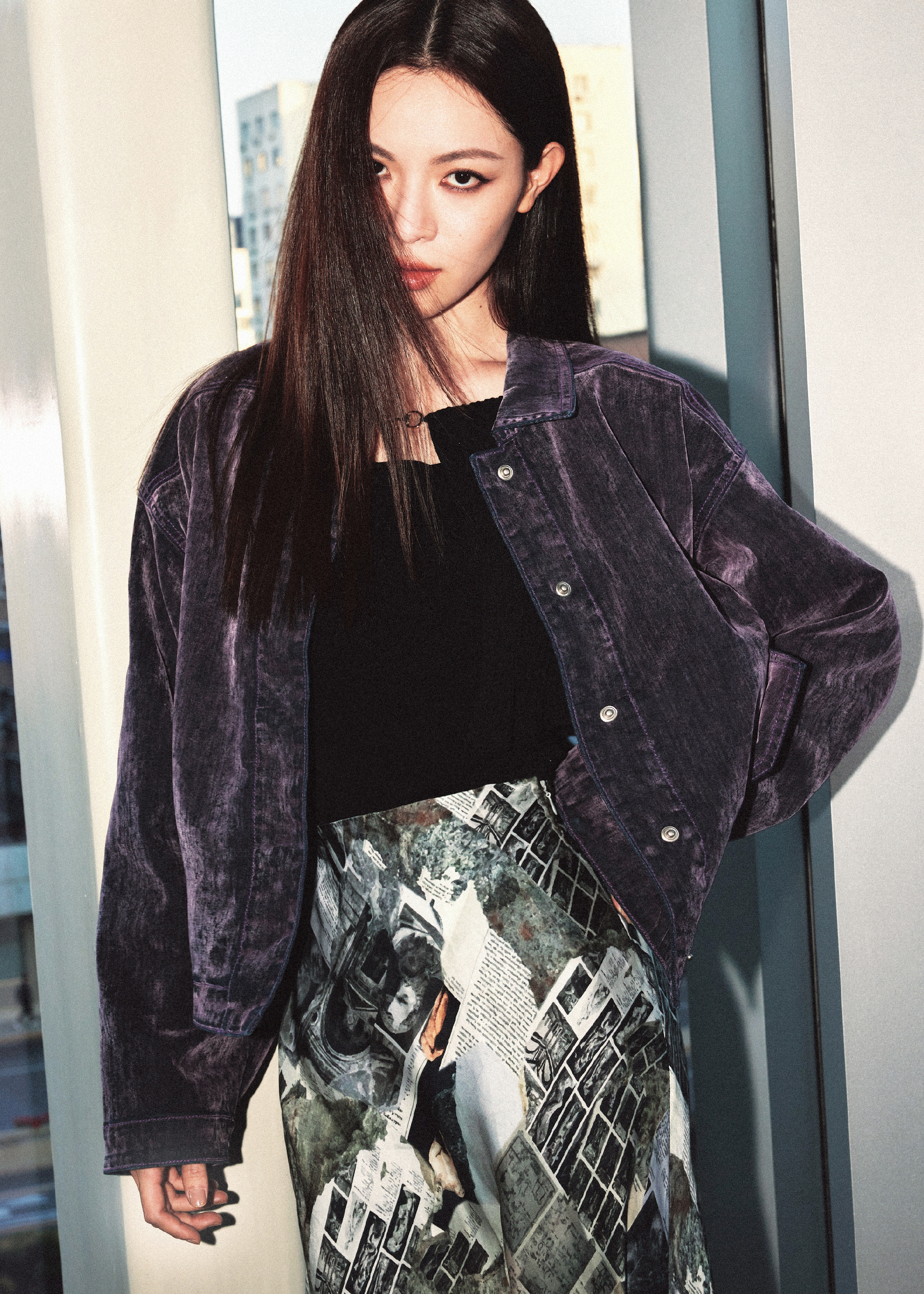 钟楚曦墨色半身裙，都市摩登，尽释从容自信。钟楚曦