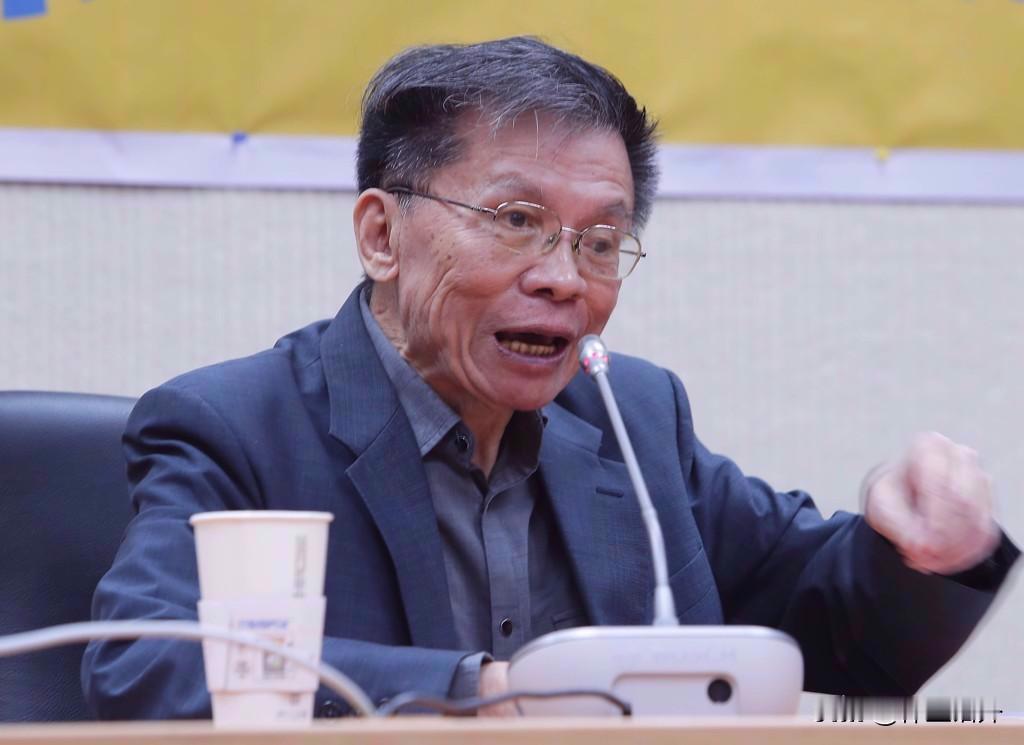 蔡正元今天亏沈富雄，捧谁谁死
同样是两个名嘴，蔡正元认为沈富雄的判断力已经不行了