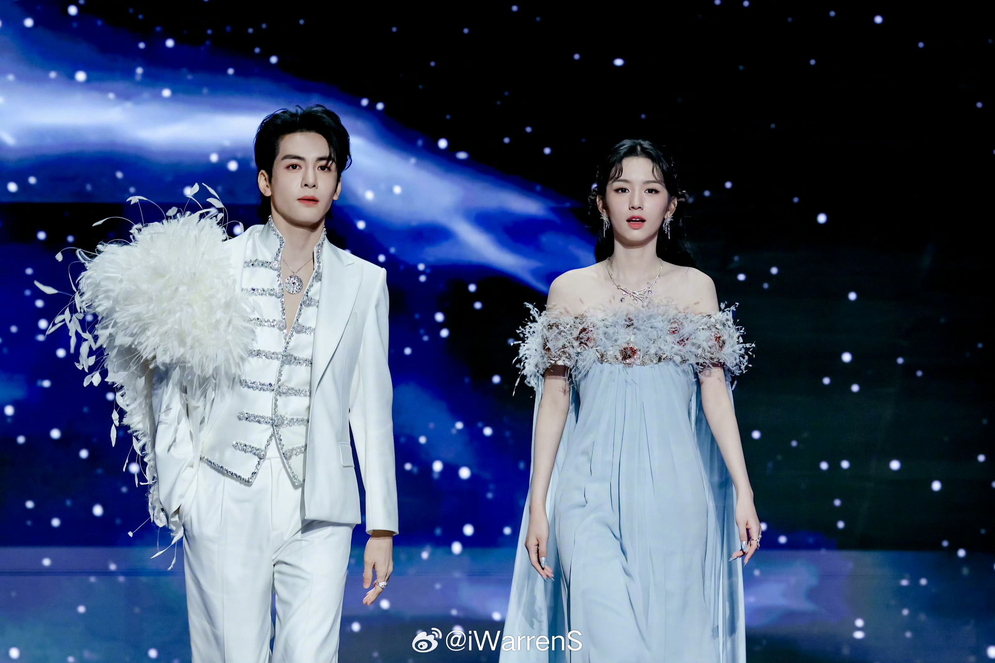 2025微博之夜红毯上明星们同框生图状态，你pick哪个？张凌赫宋祖儿 顶级帅哥