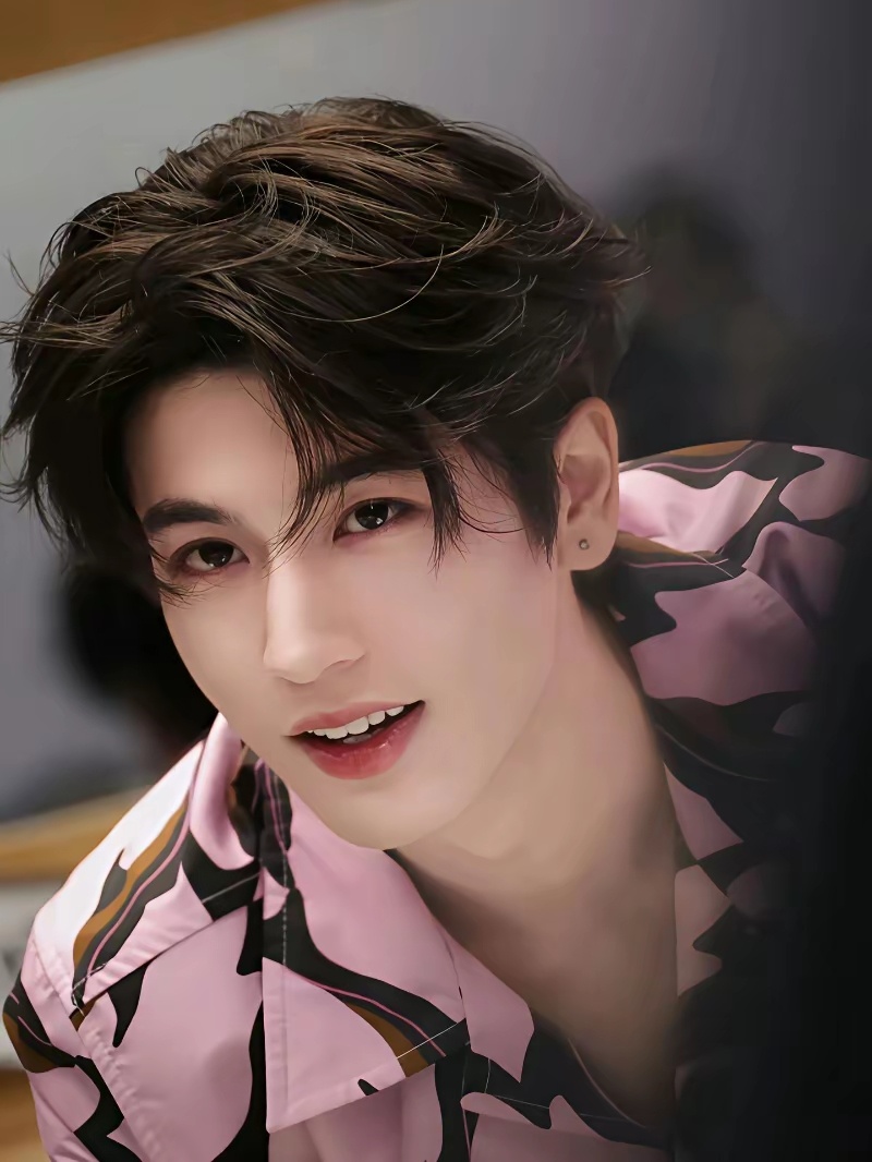 张凌赫幸好进了娱乐圈要是去了国网，估计刚入职就被领导盯上要介绍给自家女儿了。 