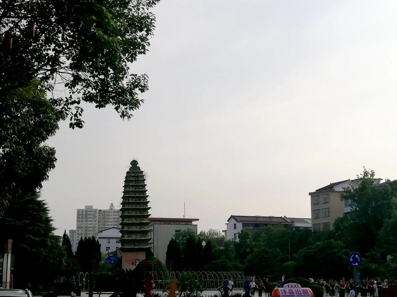 走过睽违近两个月的广场，大妈们正在跳广场舞，瞬间，被熟悉的旋律吸引：
社会主义好