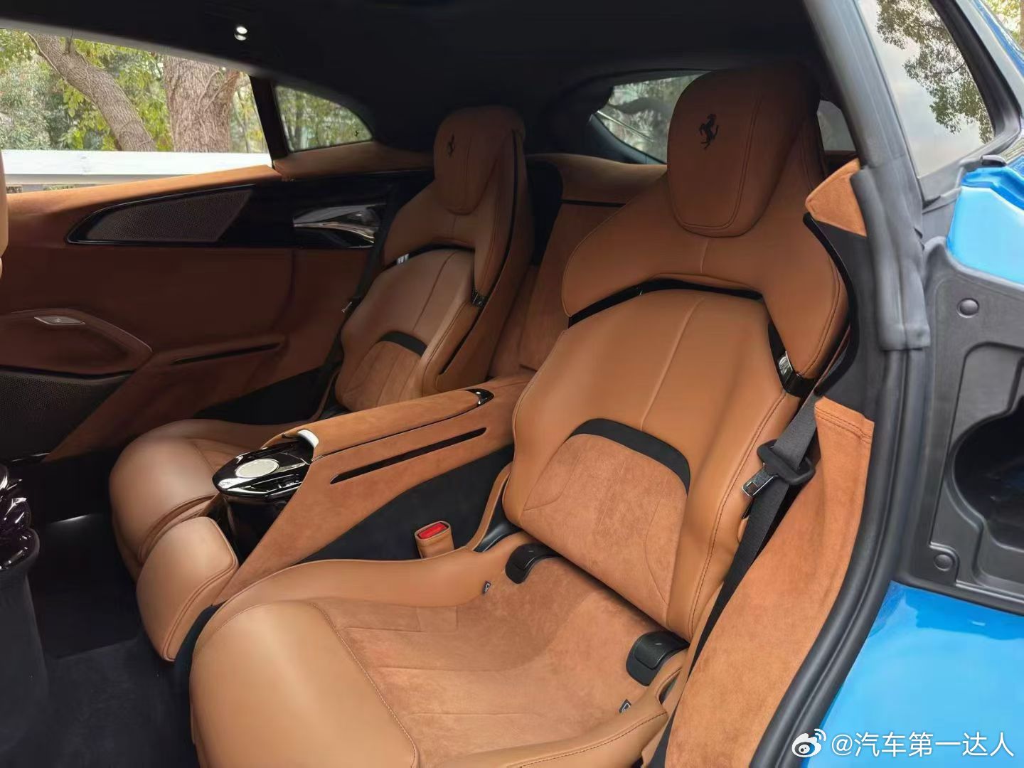 法拉利Purosangue，高定版配色、谁能拒绝 